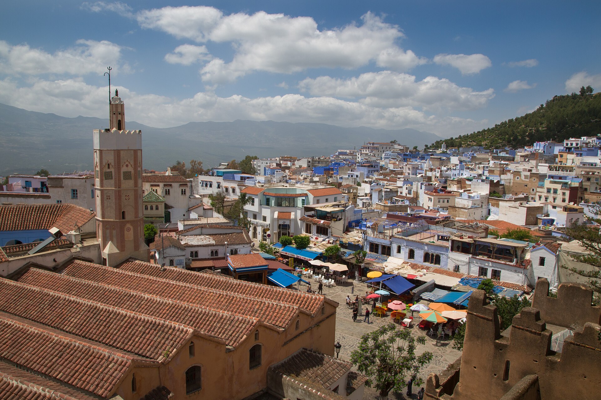 Menara segi lapan Masjid Besar Chefchaouen dilihat dari atas bumbung medina