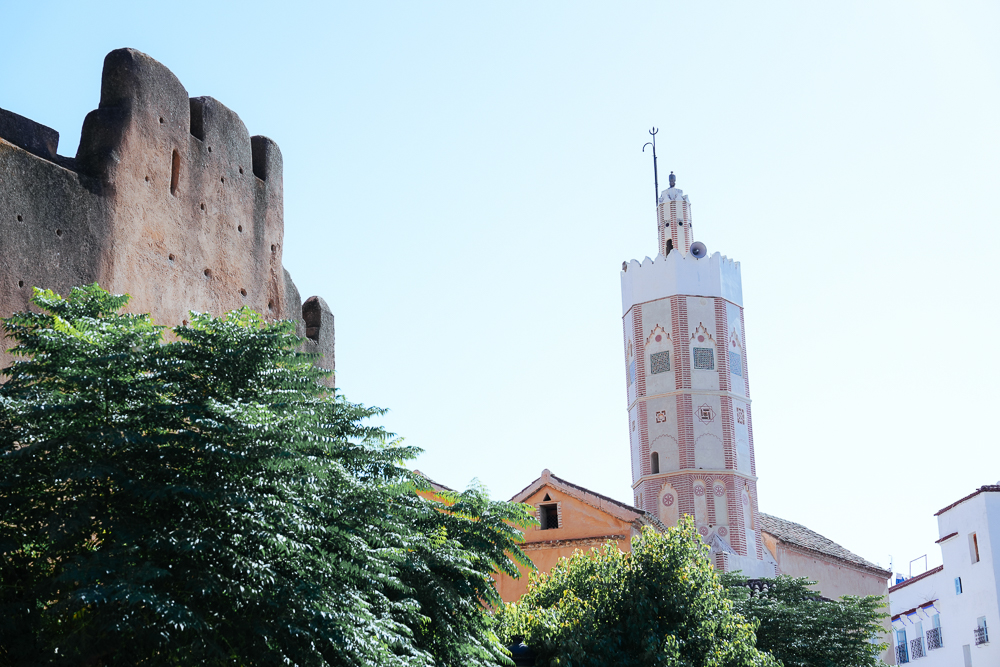 Menara segi lapan Masjid Besar Chefchaouen di sebelah kasbah