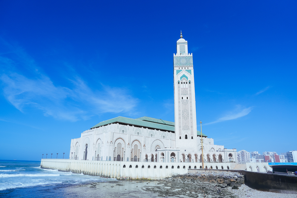 Menara Masjid Hassan II Casablanca di bawah langit biru