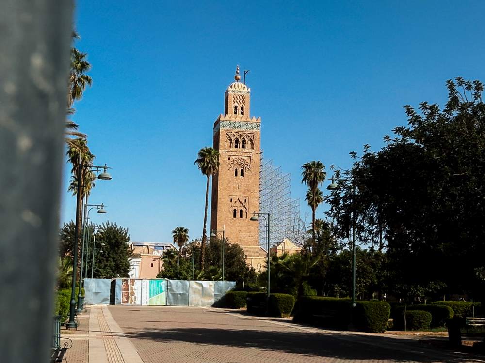 Menara Masjid Koutoubia setinggi 77 meter di tengah kota Marrakech