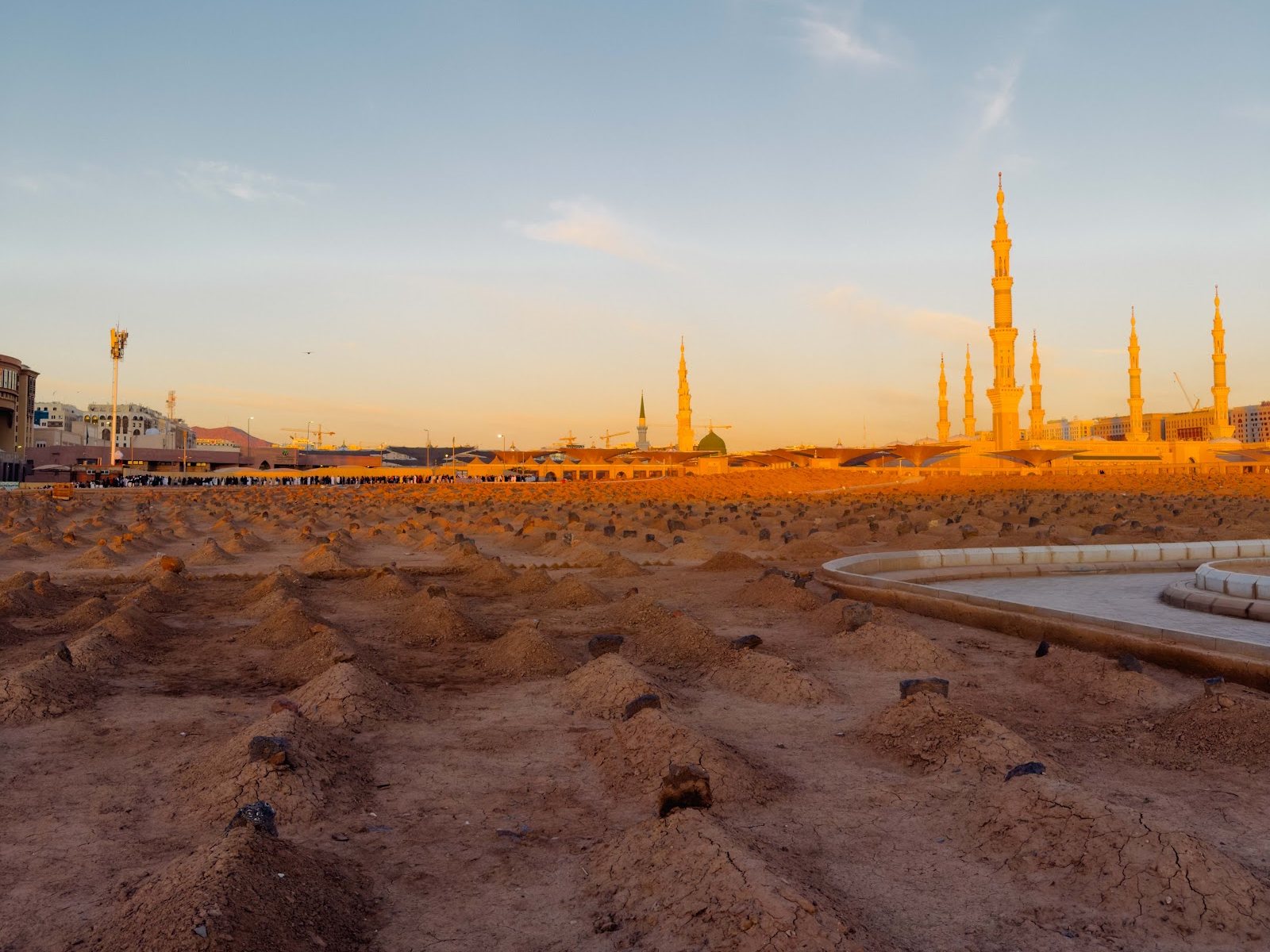 Menara Masjid Nabawi kelihatan dari dalam Perkuburan Baqi ketika matahari terbit