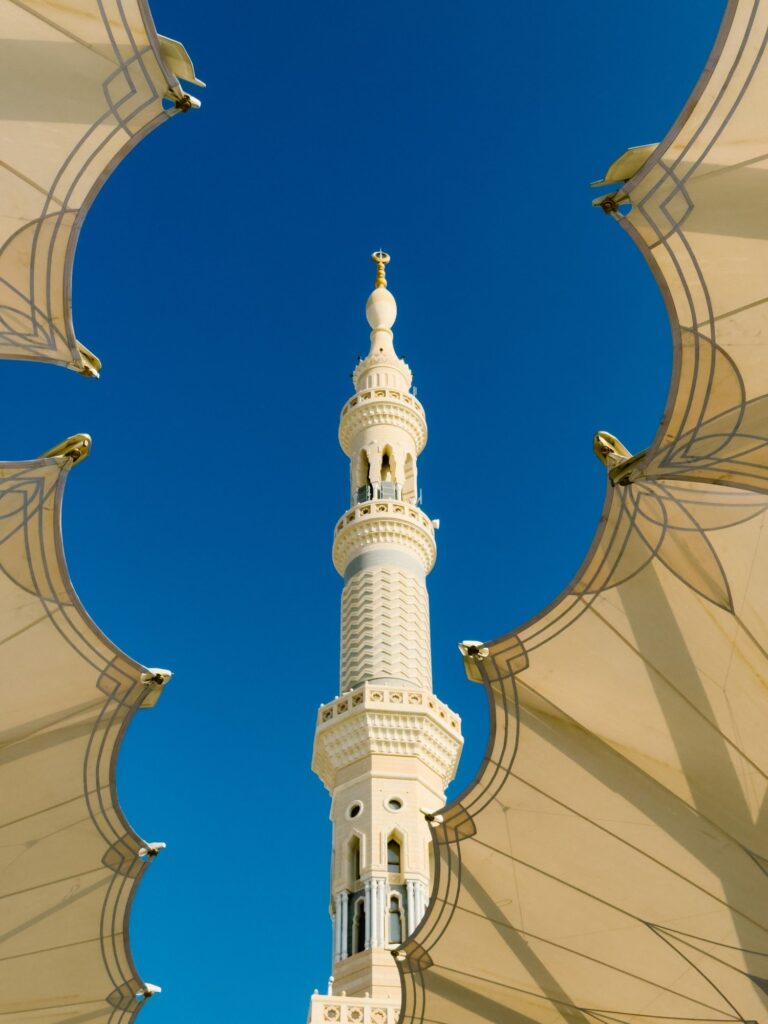Menara Masjid Nabawi di antara payung gergasi