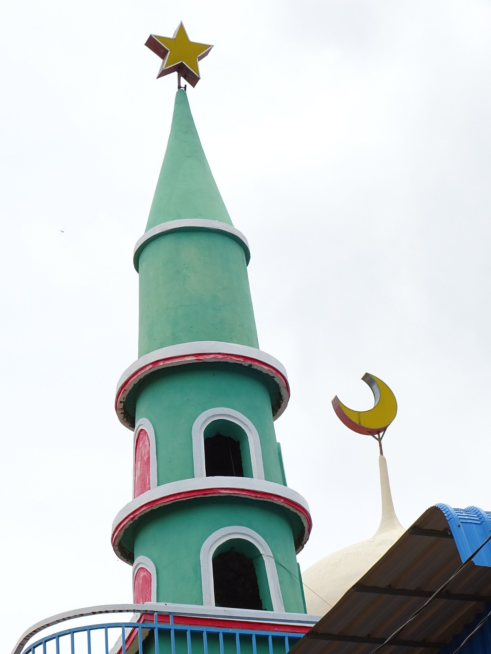 Menara Masjid Rahmah di perkampungan Muslim Cham, Tonle Bet