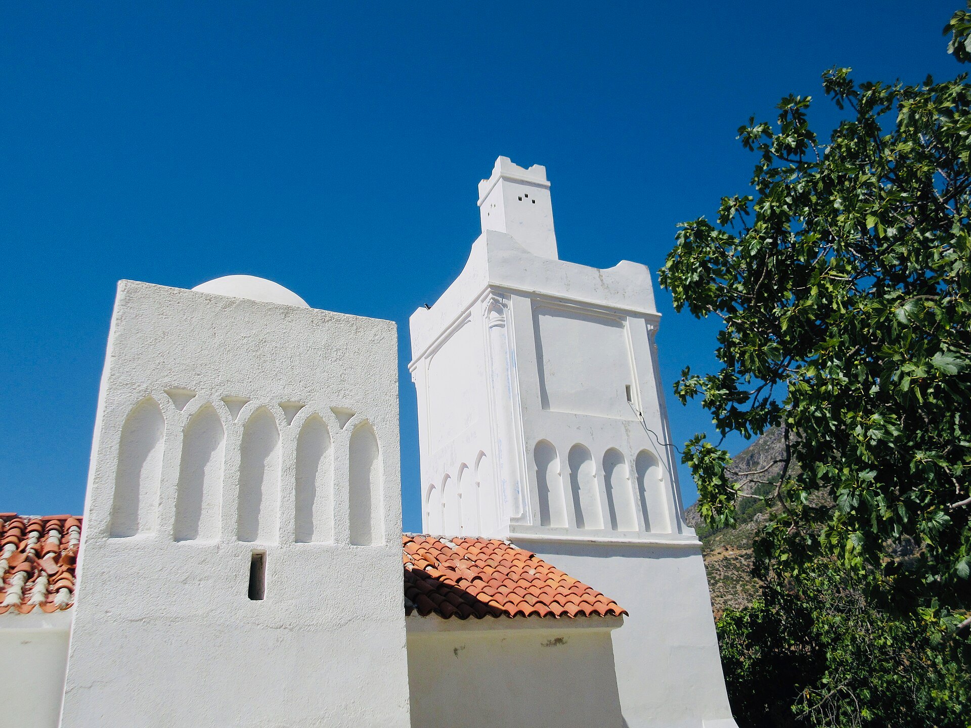Menara putih Spanish Mosque Chefchaouen