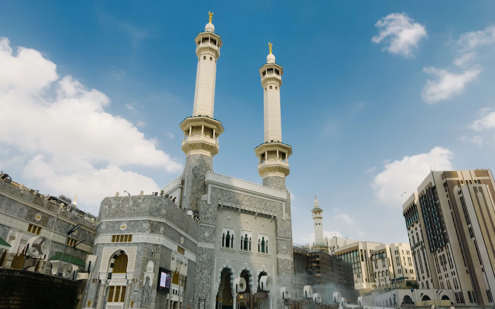 Menara Masjidil Haram di bawah langit biru
