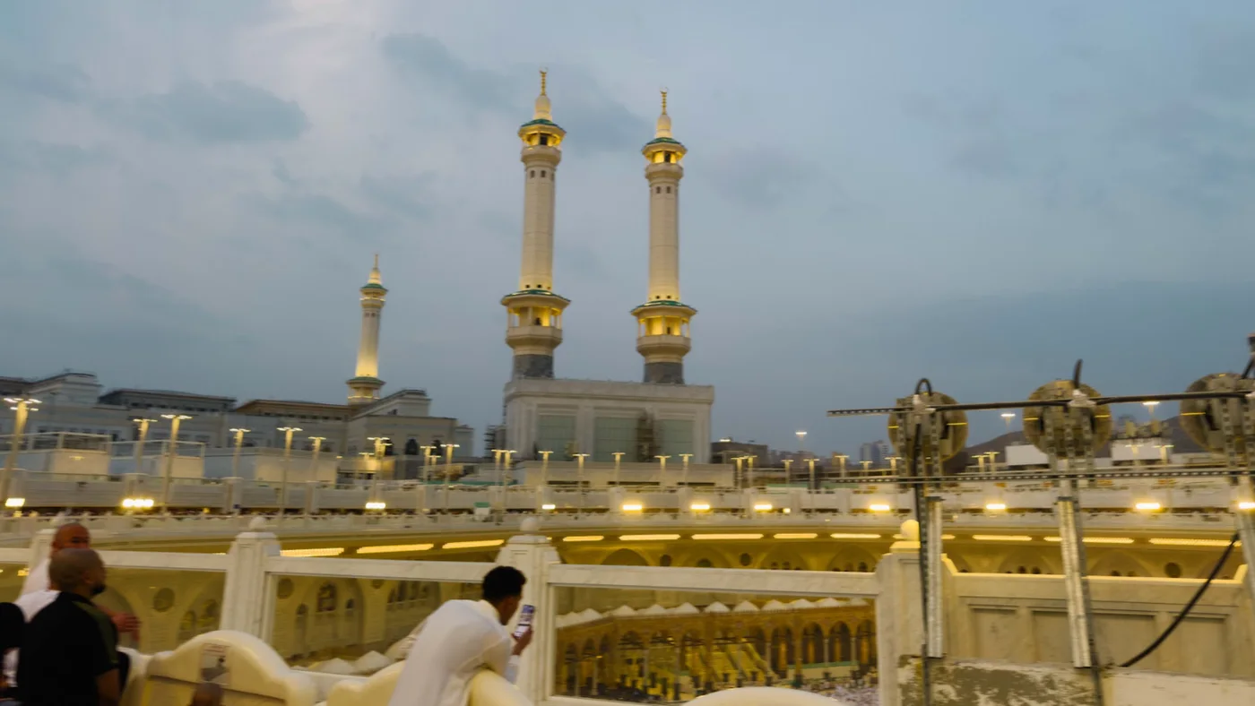 Dua menara pintu utama Masjidil Haram dilihat dari tingkat atas kawasan mataf