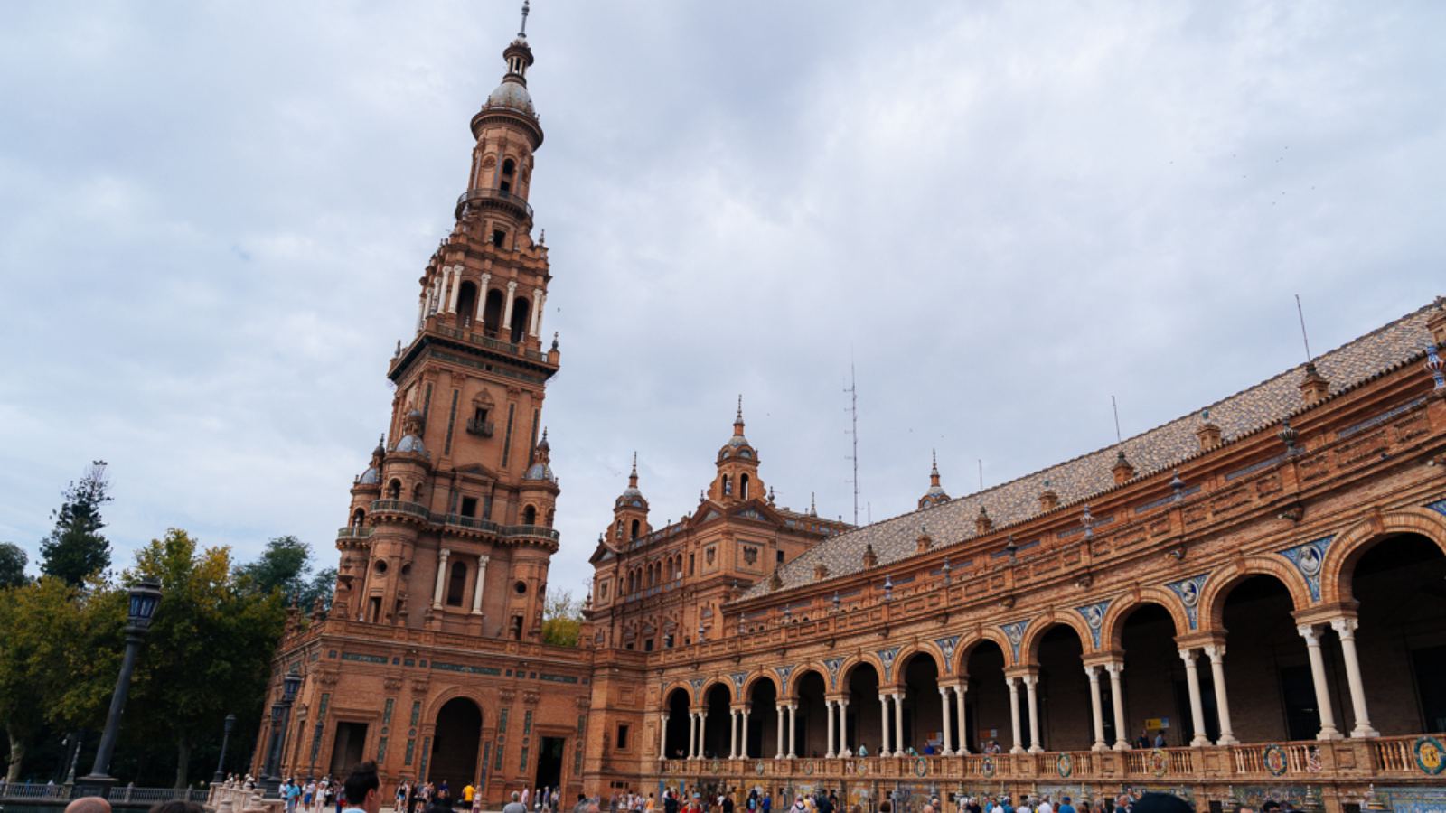 Menara Plaza de España di Sevilla menjulang di hujung serambi bata
