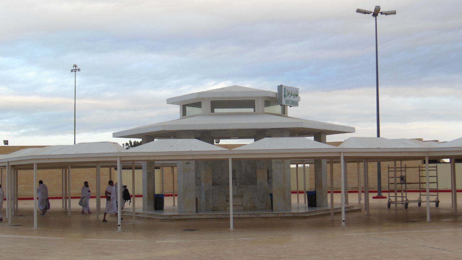 Struktur teduhan di dataran kompleks Miqat Qarn al-Manazil, As-Sail Al-Kabir