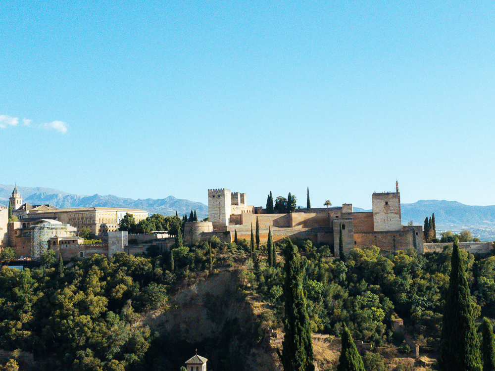 Kota Alhambra dilihat dari Mirador de San Nicolás di Albaicín
