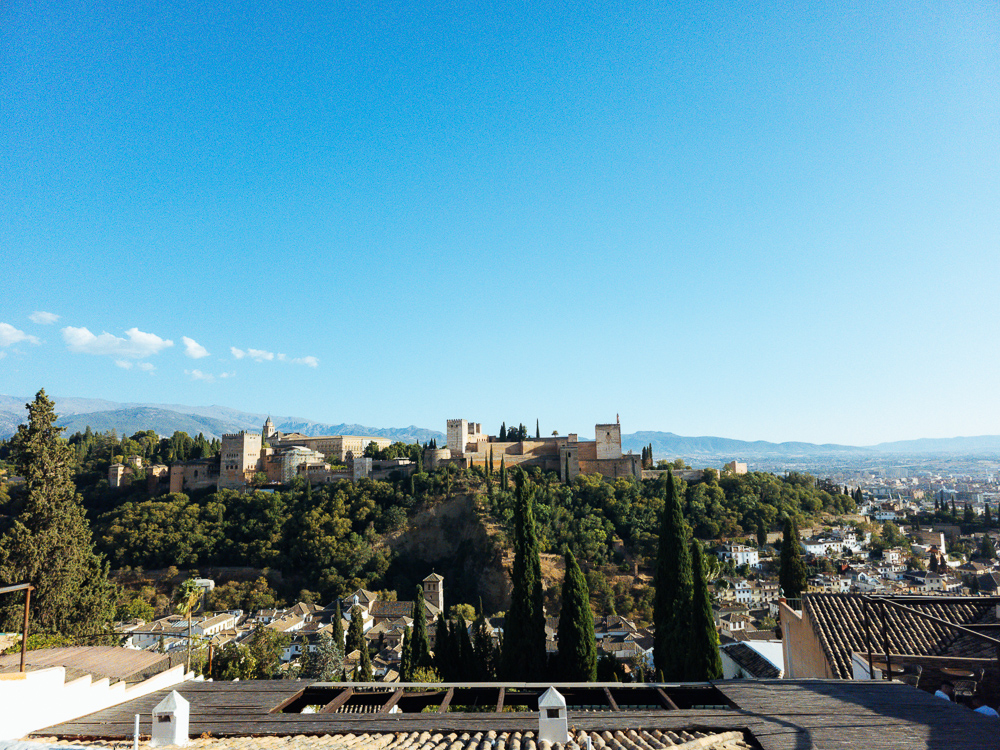 Panorama Alhambra dan Sierra Nevada dari Mirador de San Nicolás, Granada