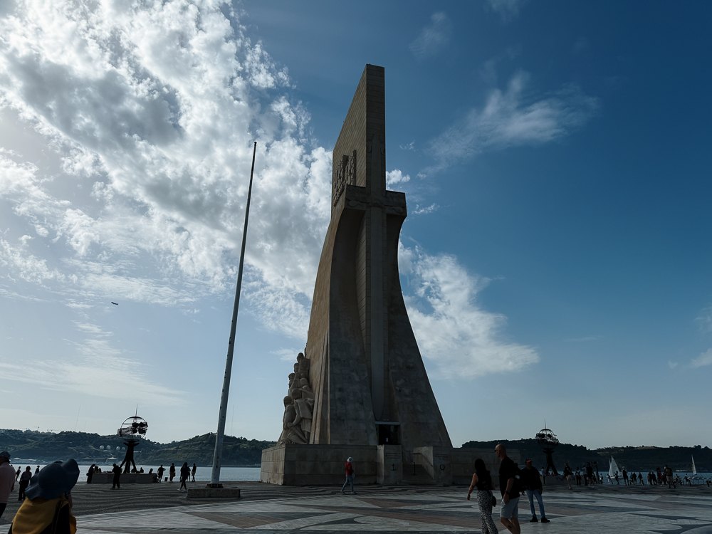 Monumen Penemuan di Belém, Lisbon, dilihat dari dataran tepi Sungai Tagus