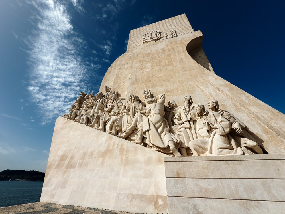 Fasad Monumen Penemuan Lisbon dengan deretan patung tokoh pelayaran