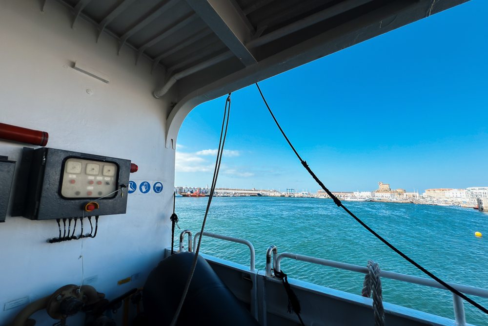 Pemandangan dari geladak feri ketika meninggalkan pelabuhan Tanger