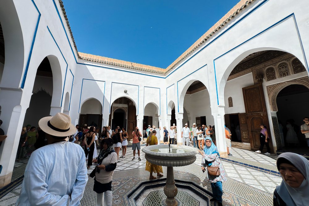 Halaman dalam Istana Bahia di Marrakech dengan air pancut dan lengkungan putih