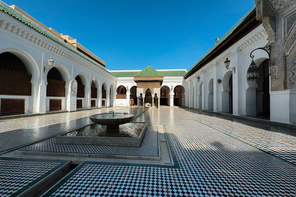 Halaman berpancur Masjid Al-Qarawiyyin di madinah Fes