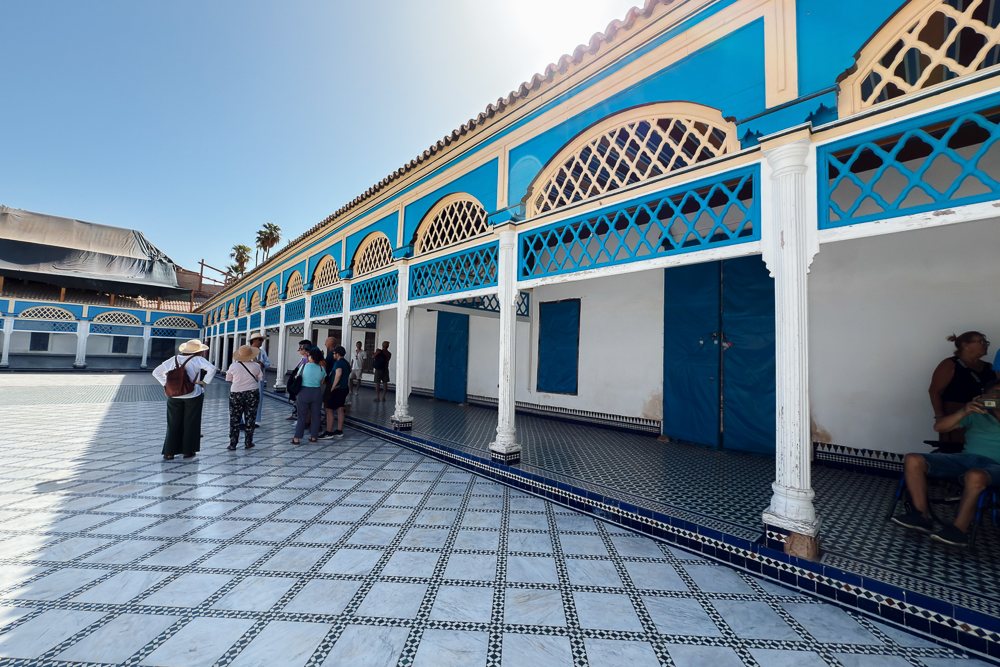 Laluan rata berjubin di halaman besar Istana Bahia, Marrakech