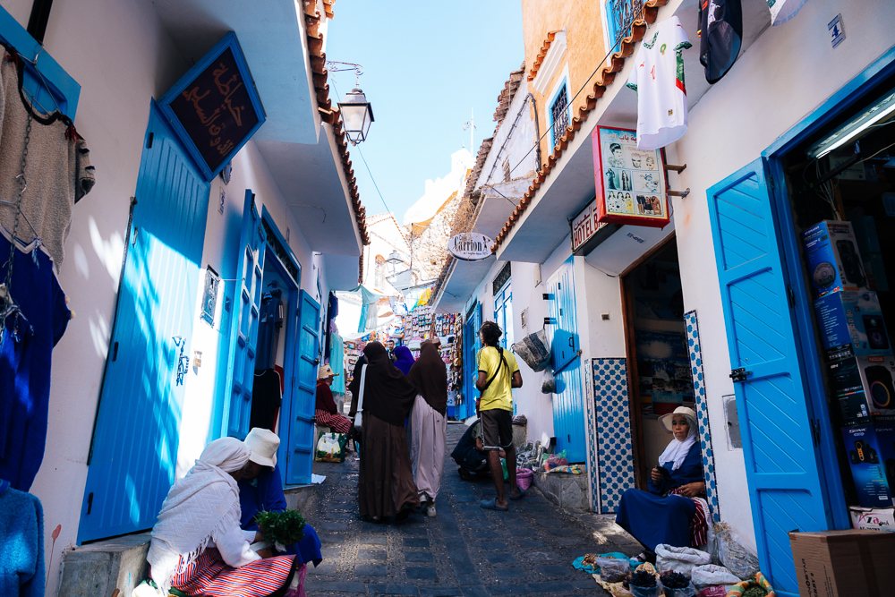 Penduduk dan peniaga di lorong madinah Chefchaouen