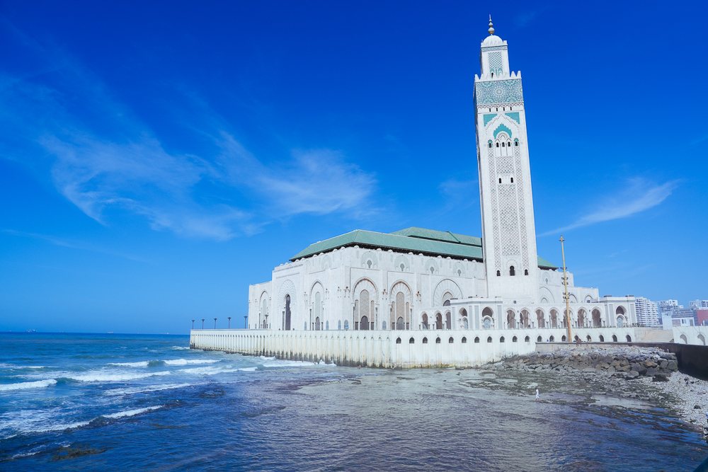 Panduan melawat Morocco, Masjid Hassan II di Casablanca berdiri di tepi Lautan Atlantik