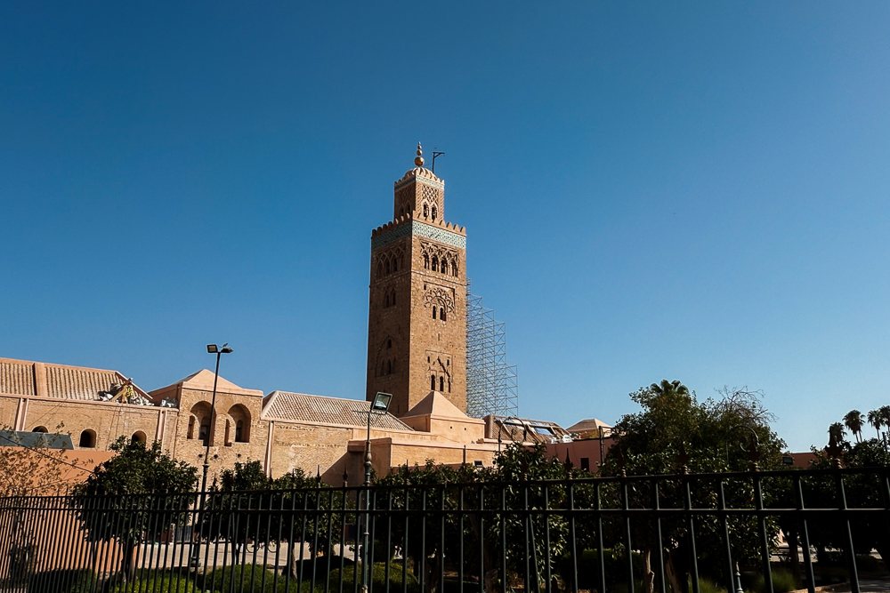 Panduan melawat Morocco, menara Masjid Koutoubia di Marrakech dengan langit biru