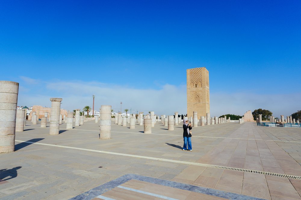 Panduan melawat Morocco, menara Hassan dan barisan tiang masjid yang tidak siap di Rabat