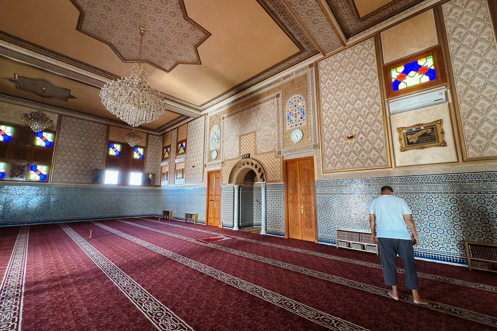 Ruang solat berjubin dan berpermaidani di sebuah masjid di Marrakech