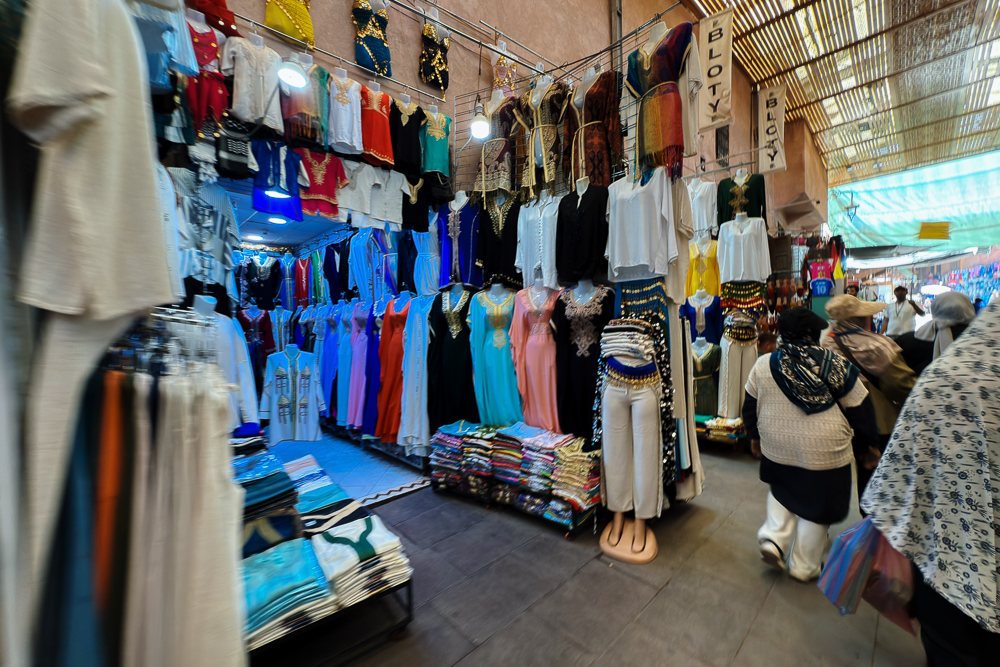 Kedai pakaian dan kain di souk madinah Marrakech