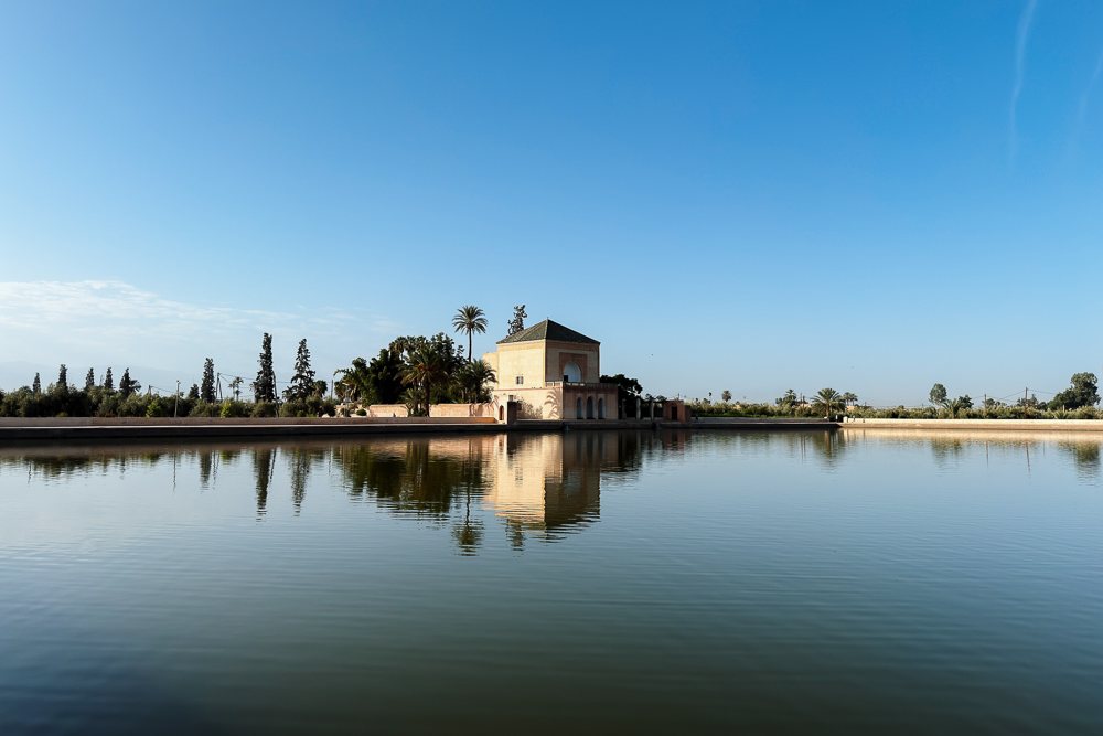 Panduan melawat Morocco, kolam dan pavilion Taman Menara di Marrakech pada waktu pagi