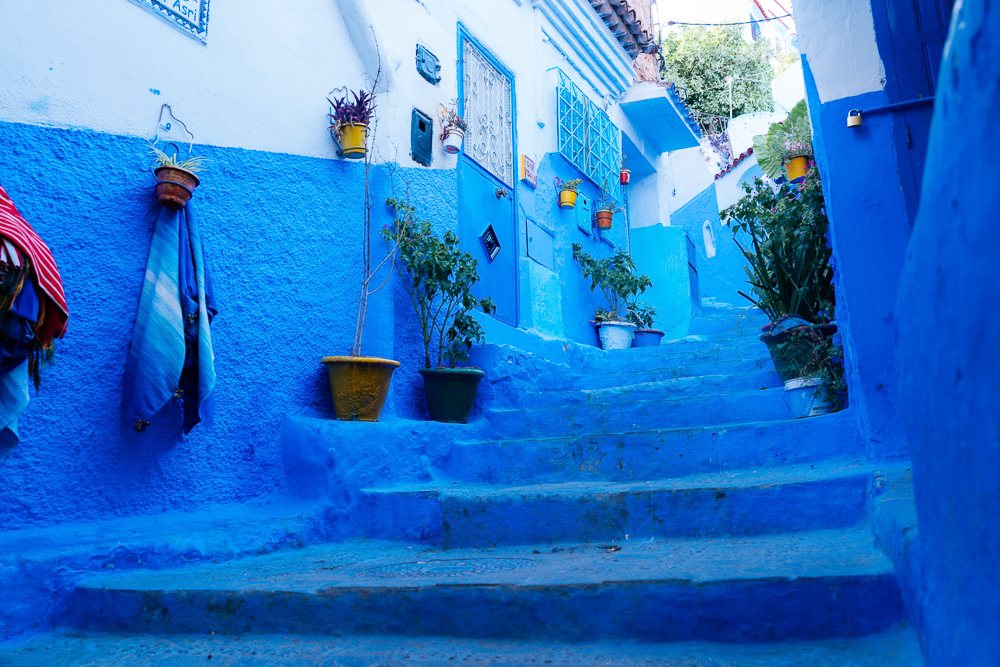 Tangga dan dinding biru di lorong madinah Chefchaouen