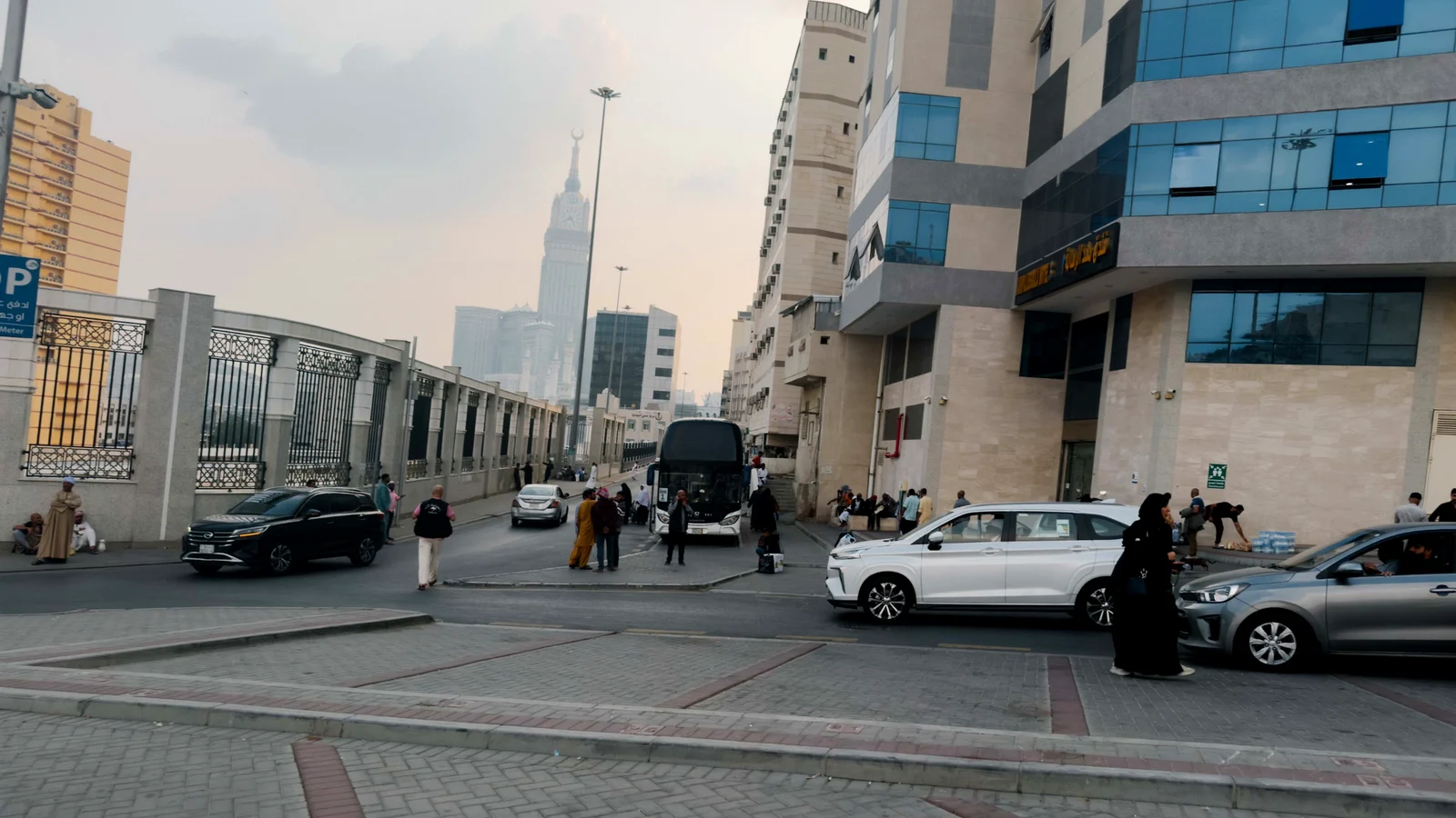 Jalan di sisi pagar Perkuburan al-Ma‘la di al-Hajun dengan Menara Jam Makkah di kejauhan