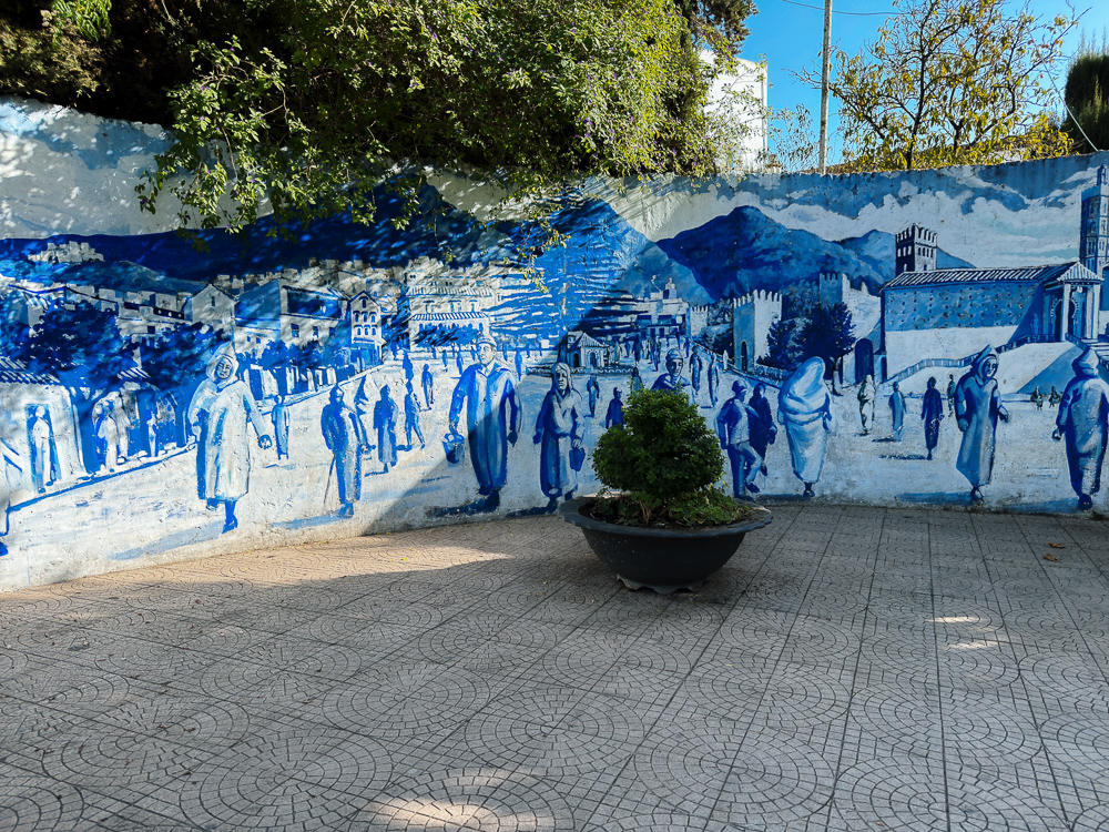 Mural biru menggambarkan kehidupan lama di Chefchaouen