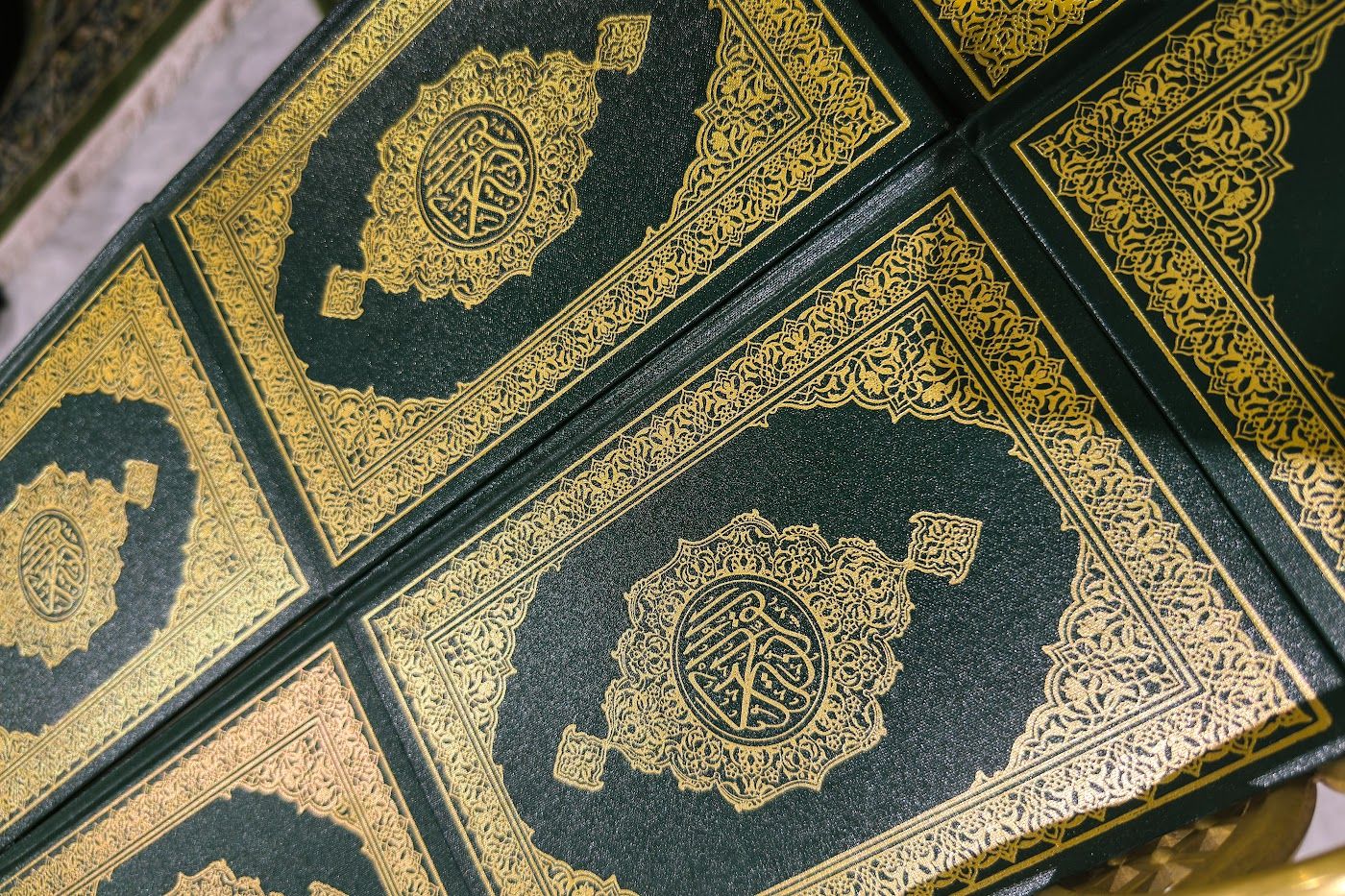 Mushaf al-Quran di rak Masjidil Haram