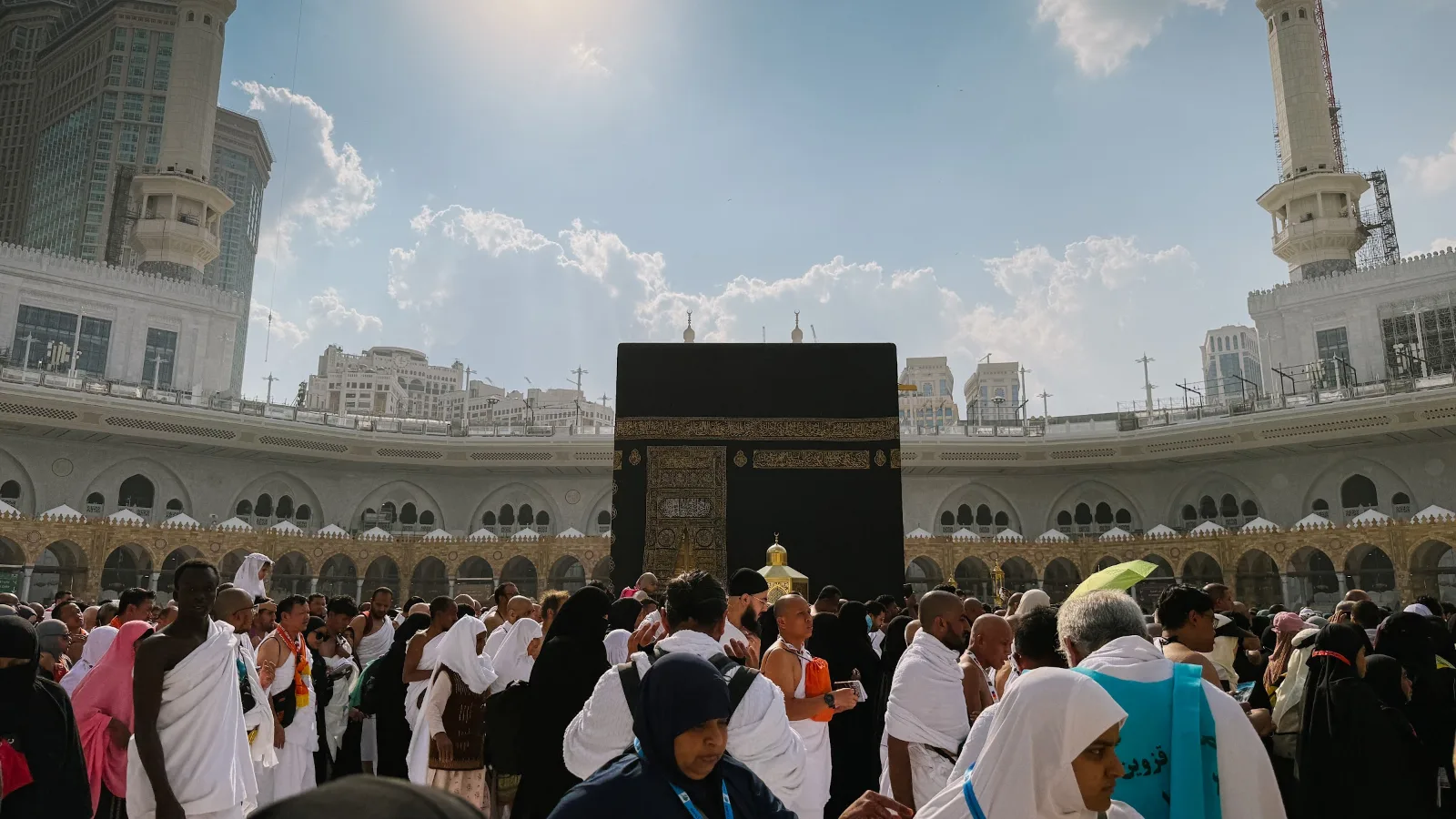 Jemaah memenuhi kawasan mataf di hadapan Kaabah ketika musim padat
