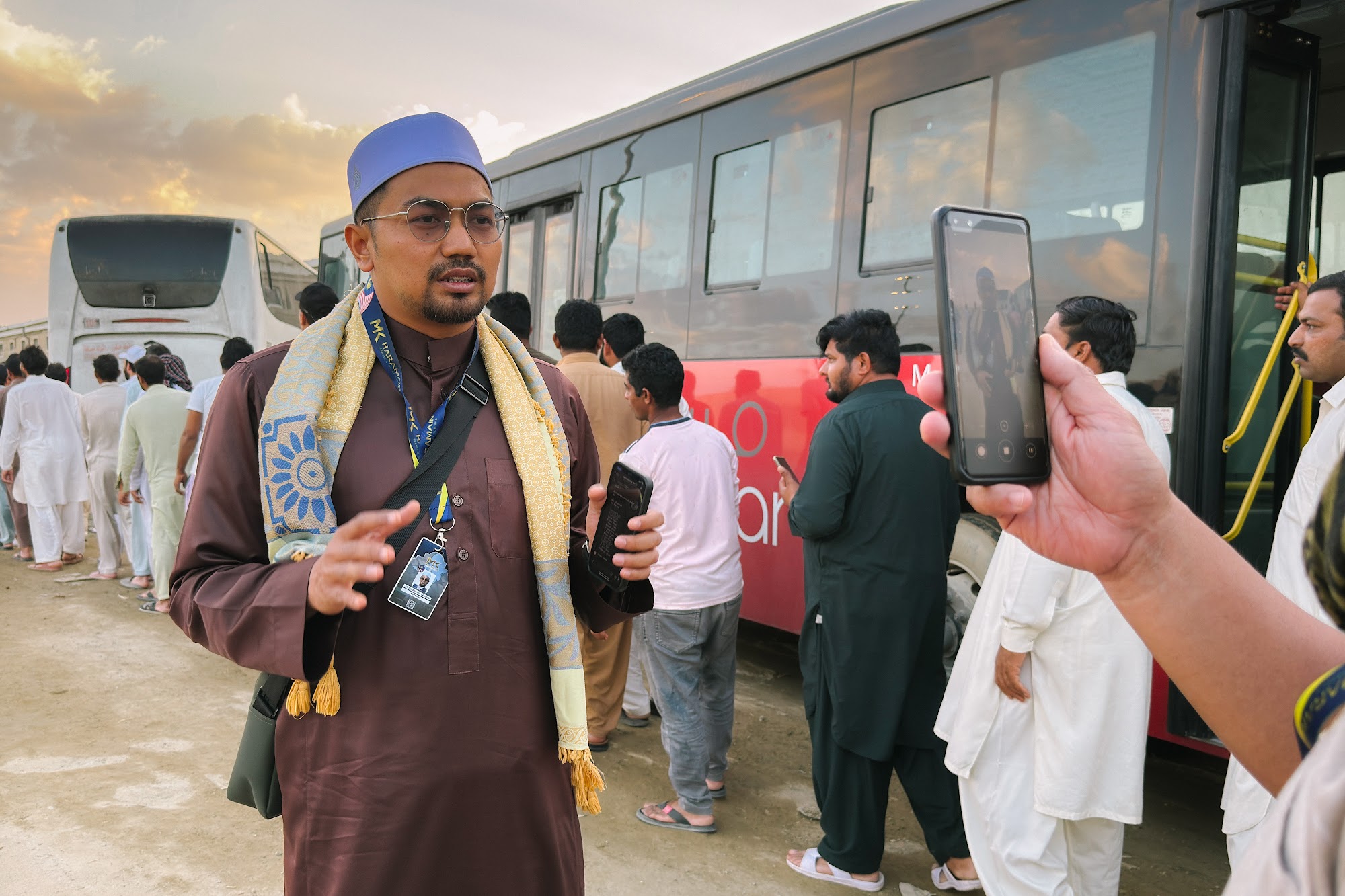 Mutawwif memberi taklimat kepada jemaah umrah di Makkah