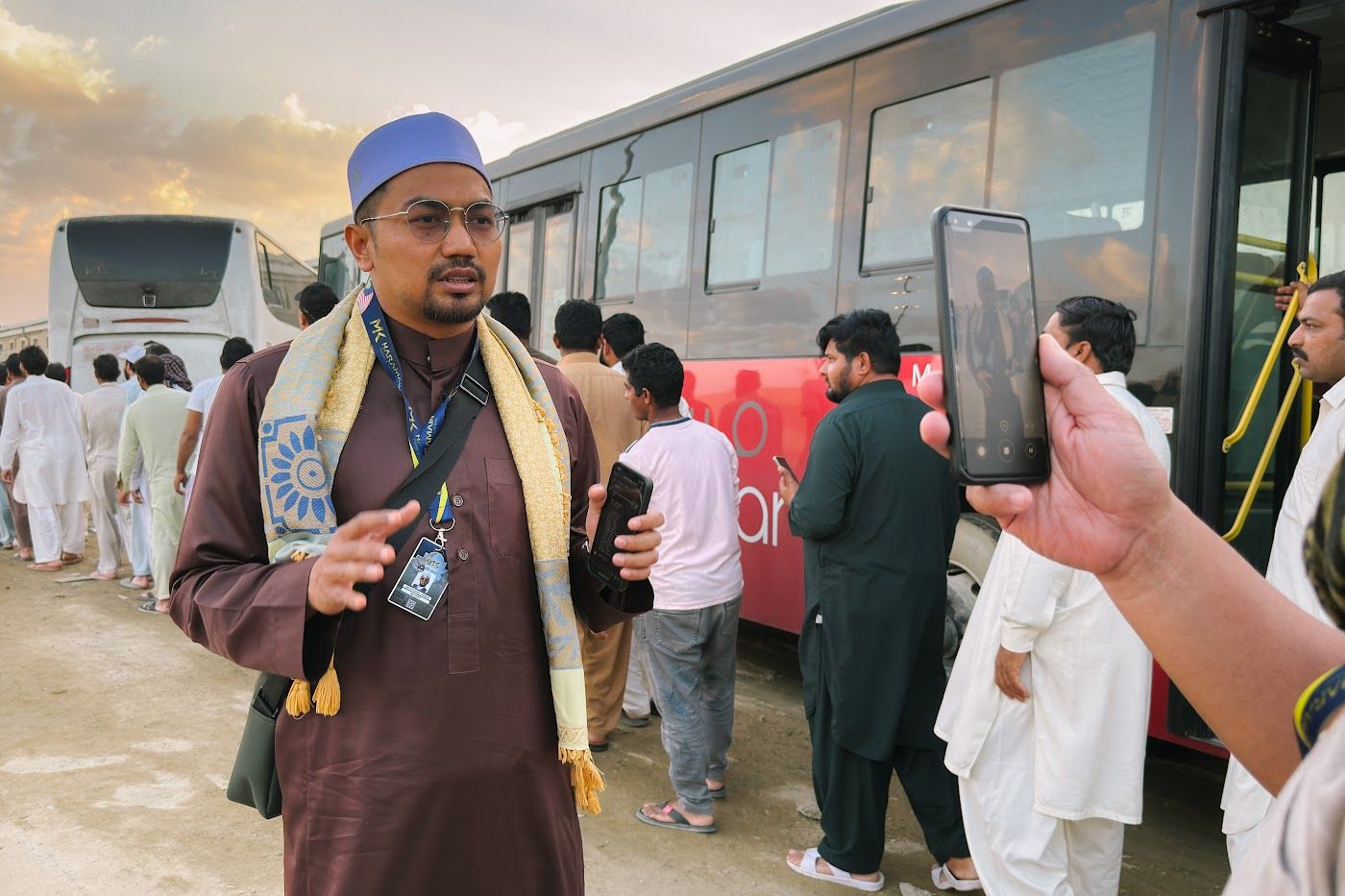 Taklimat mutawwif kepada rombongan sebagai sebahagian persediaan sebelum umrah