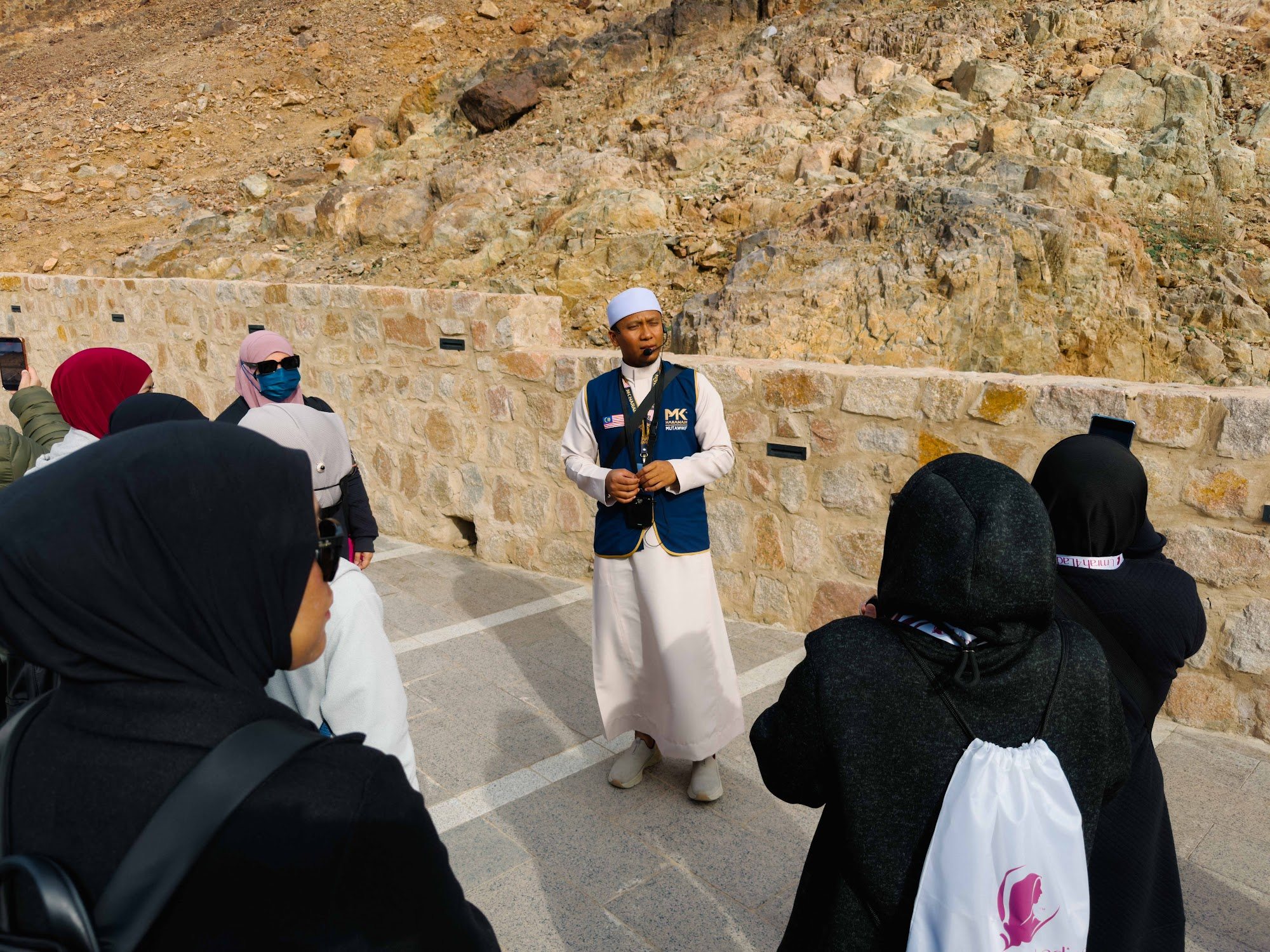 Mutawwif MK Haramain memberi taklimat kepada jemaah umrah