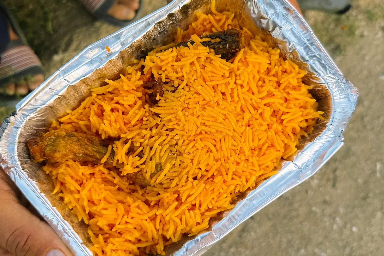 Nasi Arab bersama ayam dalam bekas aluminium untuk dibawa pulang