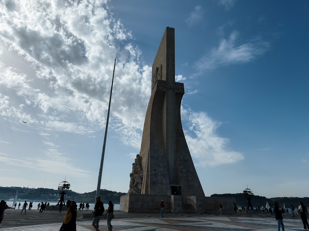 Sisi Padrão dos Descobrimentos berbentuk haluan kapal berlatarkan langit biru