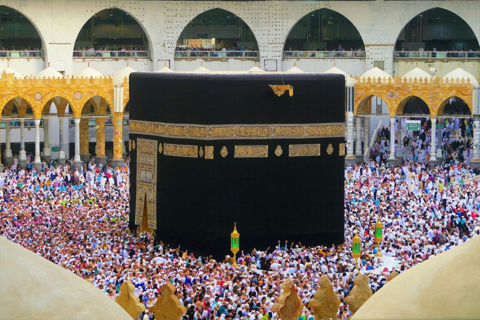 Kaabah dikelilingi jemaah yang bertawaf di Masjidil Haram