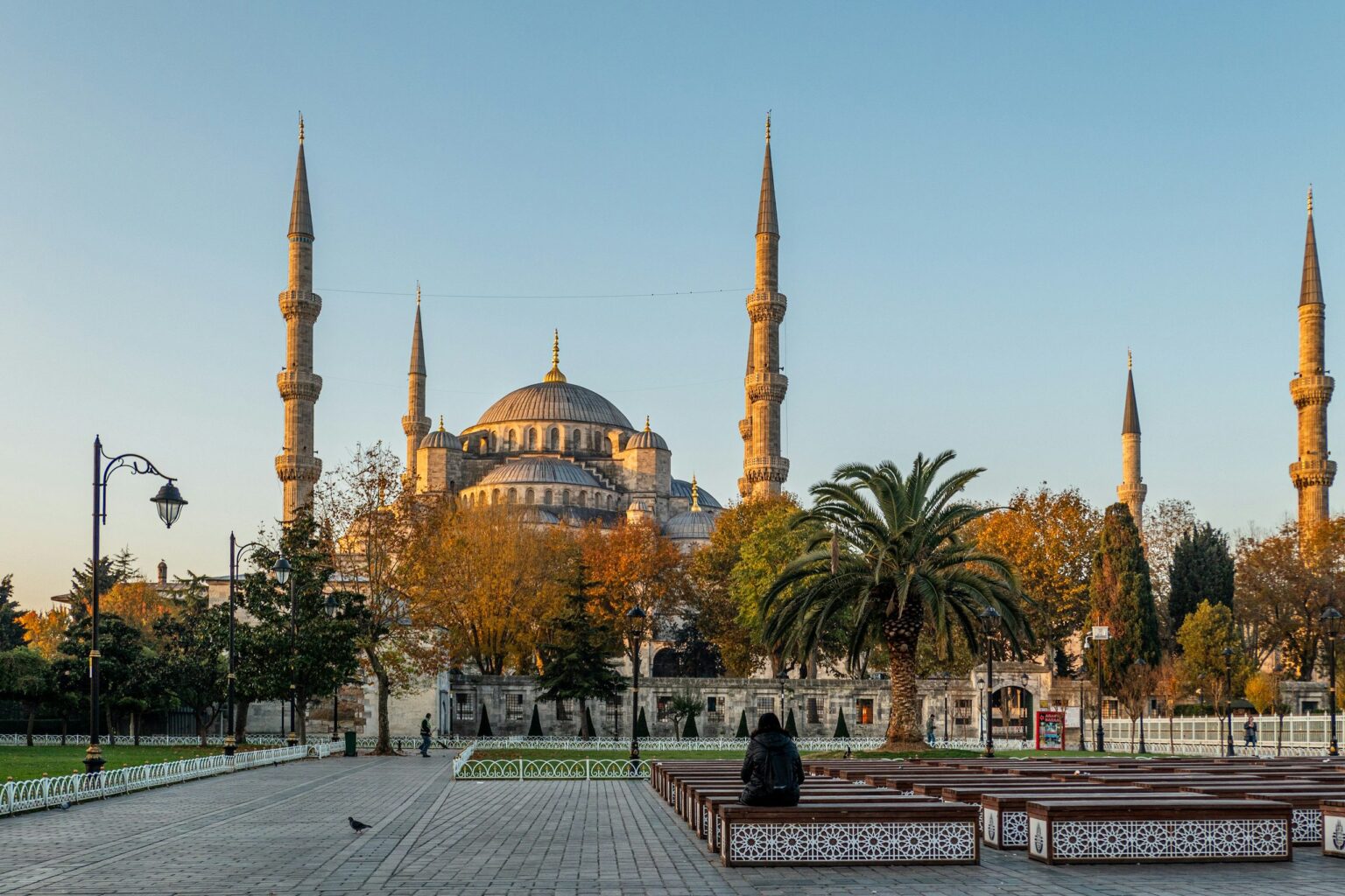 Masjid Sultan Ahmed (Masjid Biru) di Istanbul pada waktu pagi musim luruh