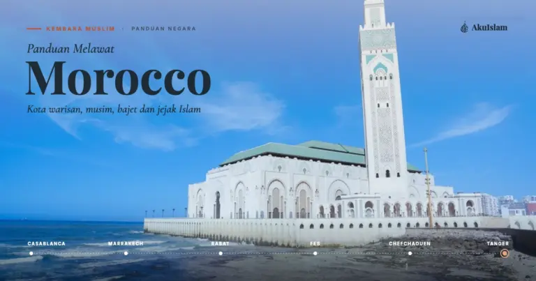 Masjid Hassan II di Casablanca berdiri di tepi Lautan Atlantik pada waktu siang