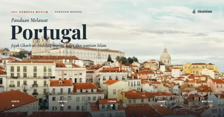 Bumbung merah dan menara gereja di kejiranan Alfama, Lisbon