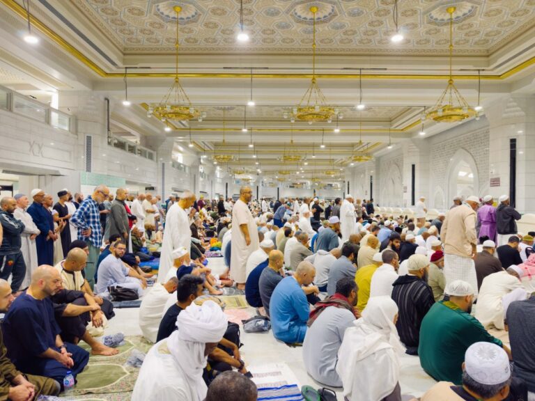 Panduan umrah musim padat, jemaah menunggu waktu solat di Masjidil Haram