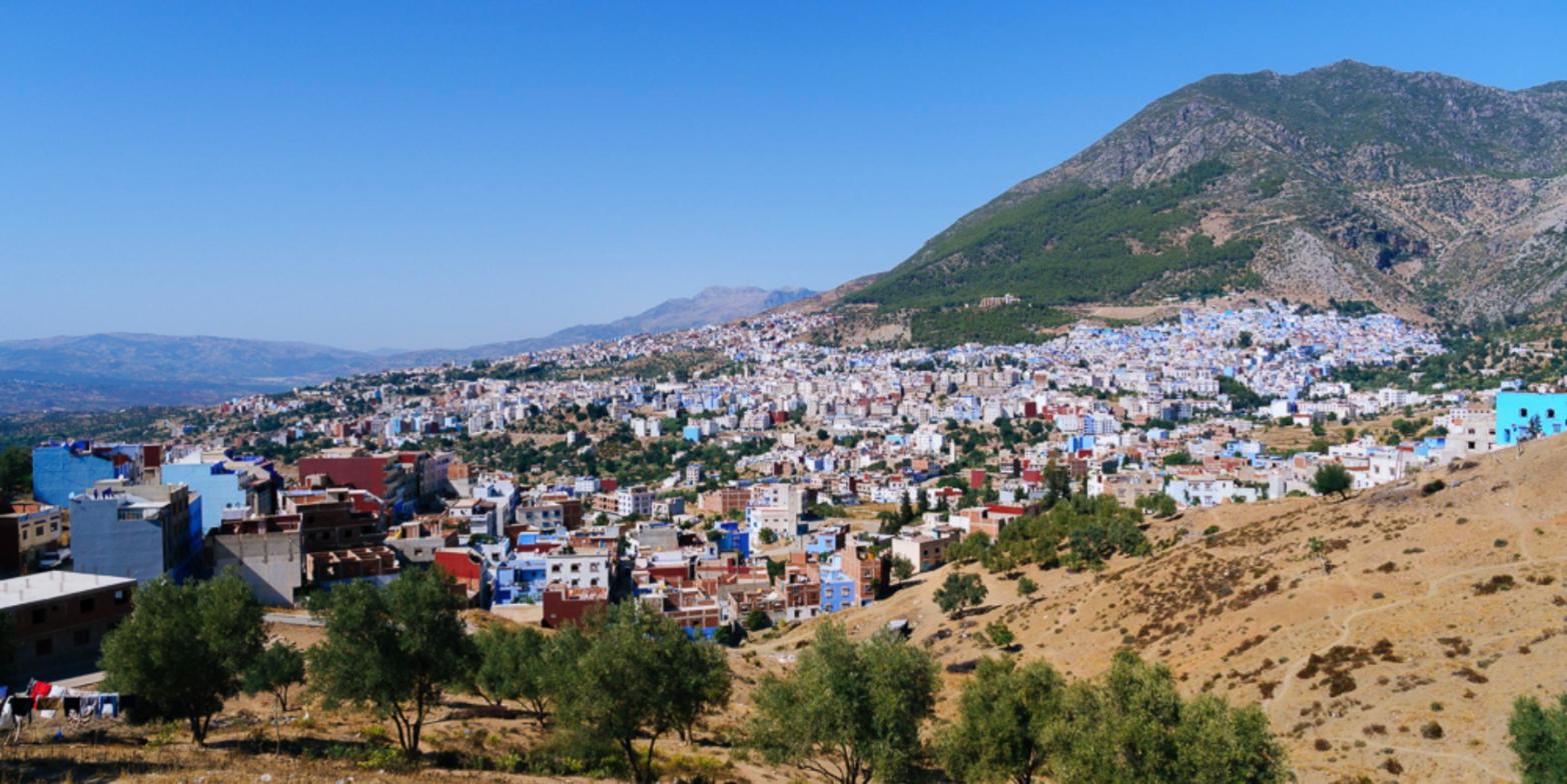 Panorama kota biru Chefchaouen dan Banjaran Rif