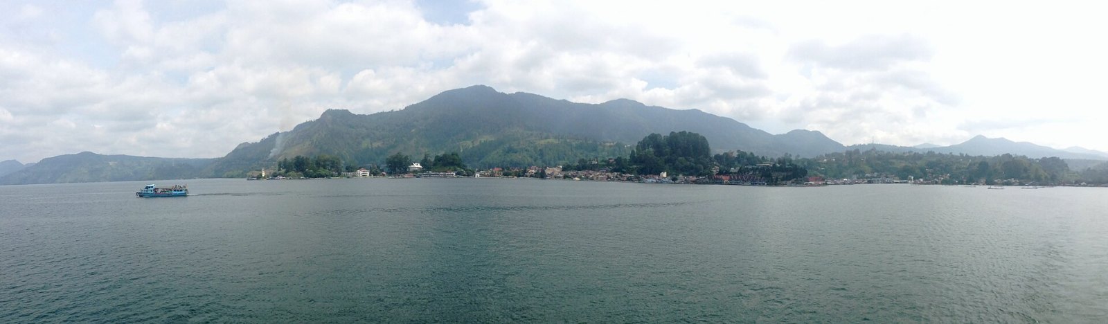 Panorama Danau Toba dengan Pulau Samosir di kejauhan