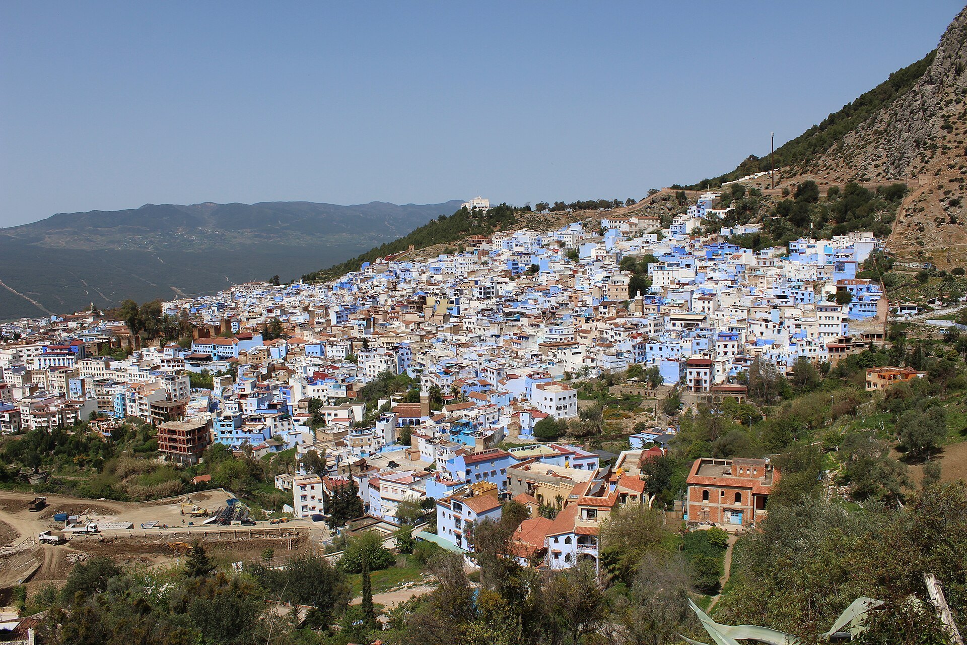 Panorama kota biru Chefchaouen dari lereng bukit