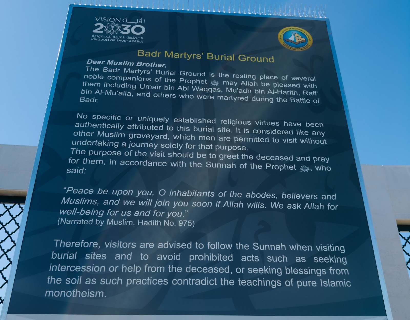 Papan maklumat rasmi Badr Martyrs Burial Ground di pagar Makam Syuhada Badar