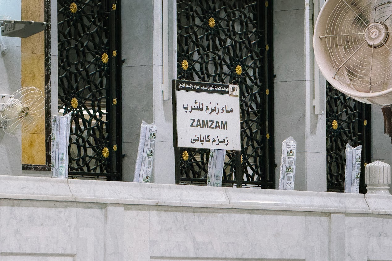 Papan tanda air zamzam di Masjidil Haram