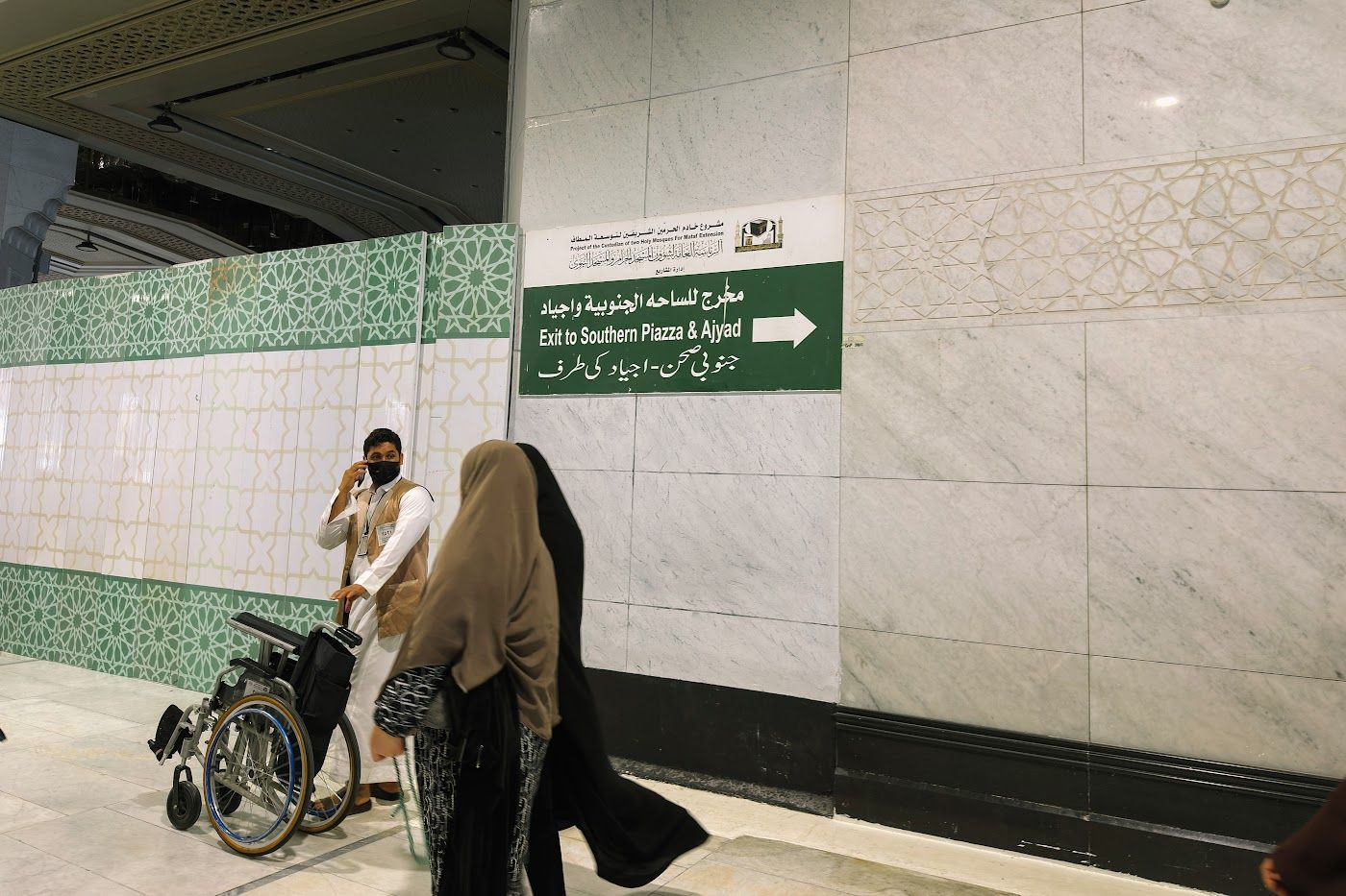 Jemaah berkerusi roda di laluan bertanda Masjidil Haram