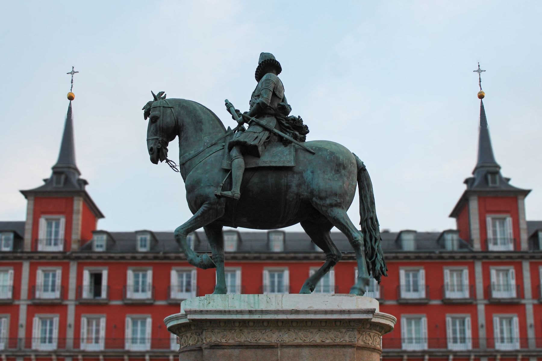 Patung berkuda Raja Philip III di tengah Plaza Mayor
