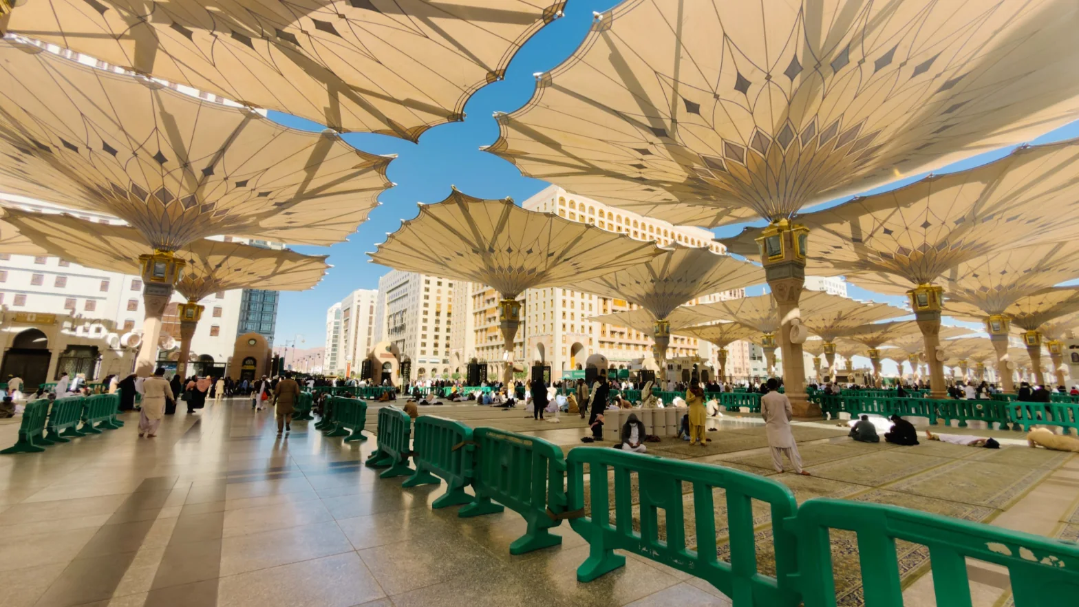 Payung gergasi di dataran Masjid Nabawi dengan deretan hotel di latar belakang